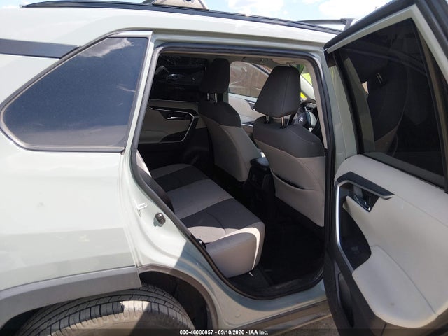 2022 TOYOTA RAV4 XLE 8