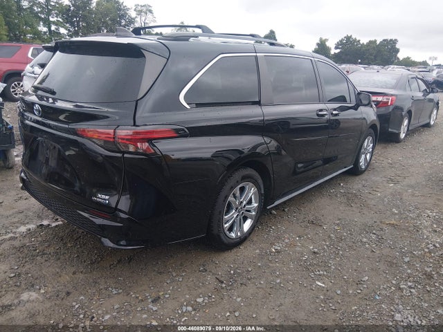 2022 TOYOTA SIENNA XSE 4