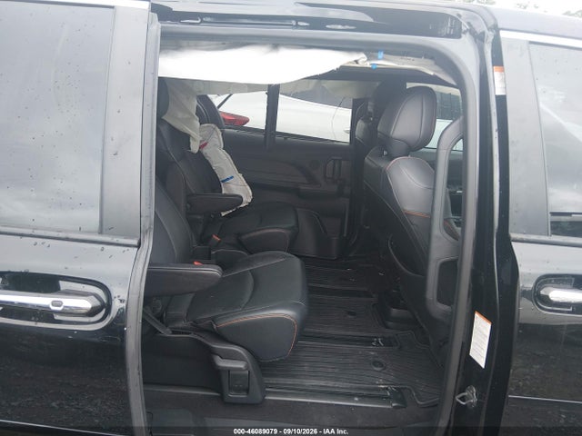 2022 TOYOTA SIENNA XSE 8