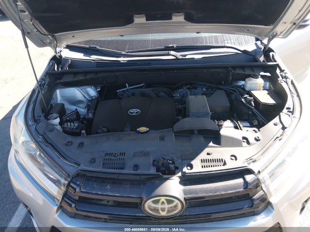 2017 TOYOTA HIGHLANDER SE 10