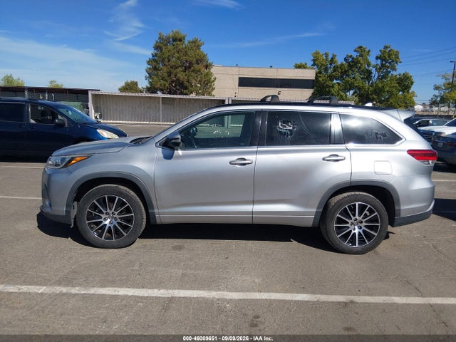 2017 TOYOTA HIGHLANDER SE 14