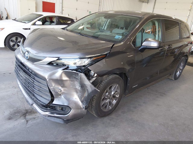 2021 TOYOTA SIENNA LE 2