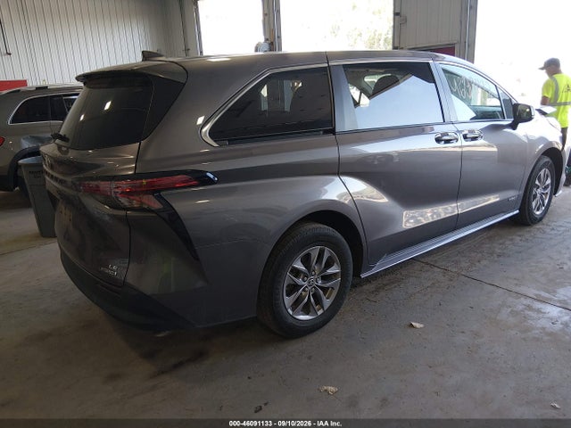 2021 TOYOTA SIENNA LE 4