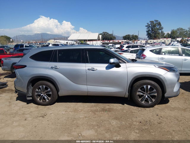 2021 TOYOTA HIGHLANDER XLE 13