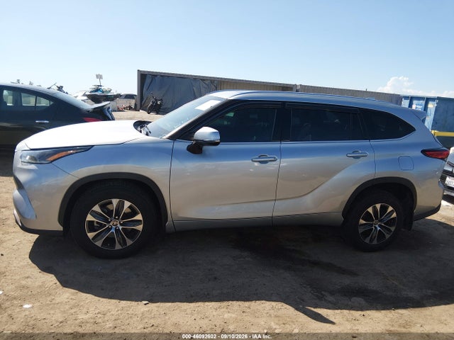 2021 TOYOTA HIGHLANDER XLE 14