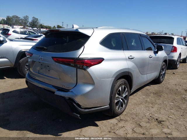 2021 TOYOTA HIGHLANDER XLE 4