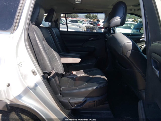 2021 TOYOTA HIGHLANDER XLE 8