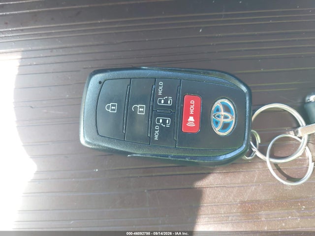 2021 TOYOTA SIENNA LE 11