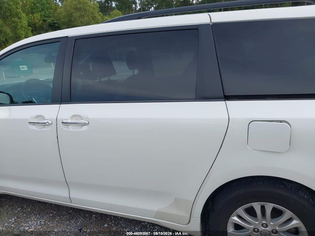 2017 TOYOTA SIENNA XLE PREMIUM 8 PASSENGER 15