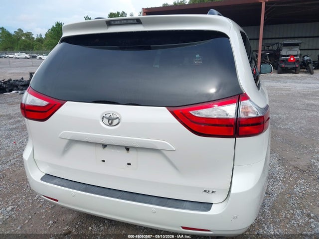 2017 TOYOTA SIENNA XLE PREMIUM 8 PASSENGER 17