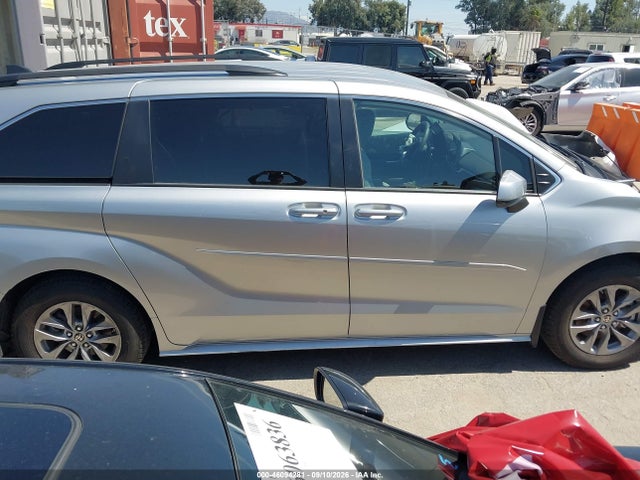 2022 TOYOTA SIENNA LE 14