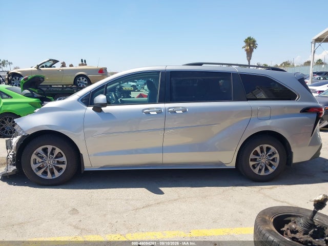 2022 TOYOTA SIENNA LE 15