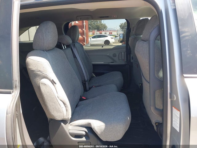 2022 TOYOTA SIENNA LE 8