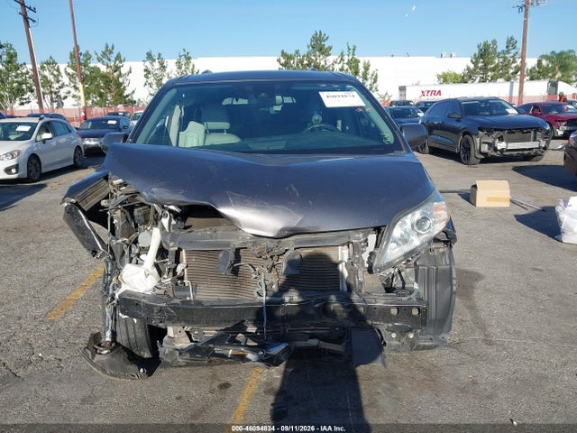 2020 TOYOTA SIENNA XLE 12