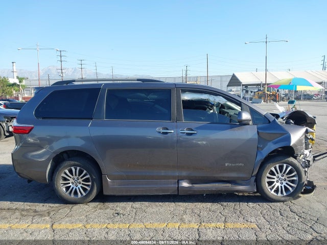 2020 TOYOTA SIENNA XLE 13