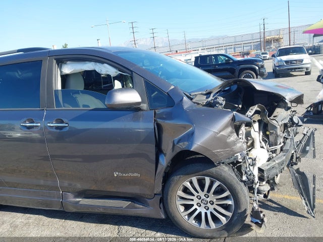 2020 TOYOTA SIENNA XLE 18