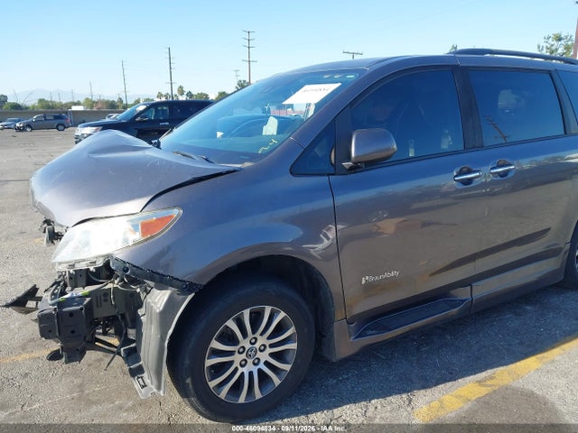 2020 TOYOTA SIENNA XLE 19