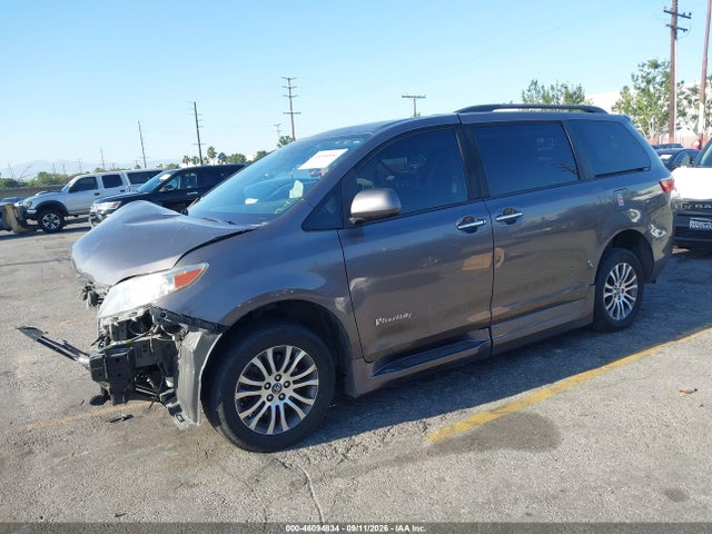 2020 TOYOTA SIENNA XLE 2