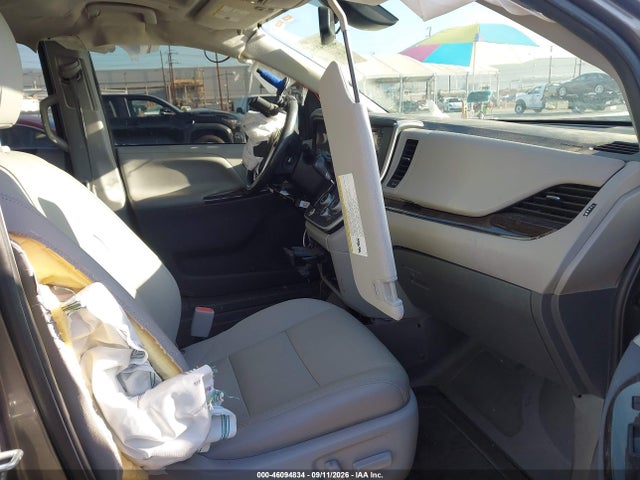 2020 TOYOTA SIENNA XLE 5
