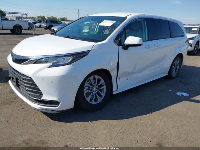 2022 TOYOTA SIENNA LE 2