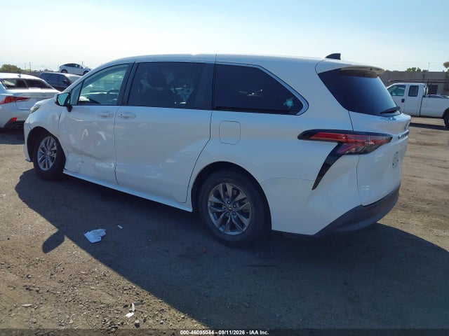 2022 TOYOTA SIENNA LE 3
