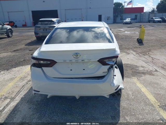 2018 TOYOTA CAMRY SE 16