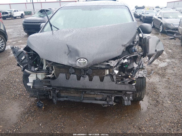 2017 TOYOTA SIENNA XLE 8 PASSENGER 6