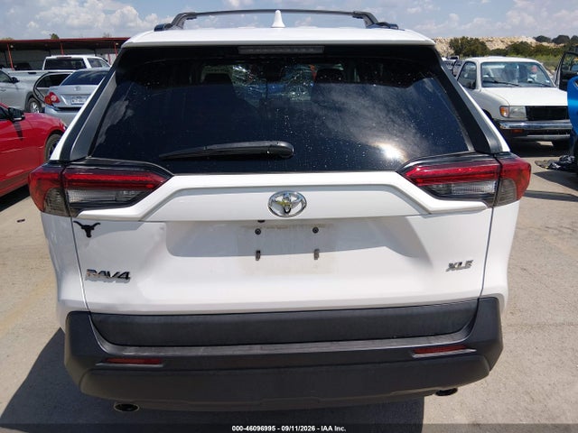 2019 TOYOTA RAV4 XLE 16