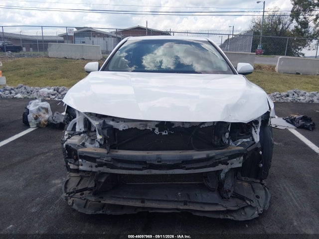 2019 TOYOTA CAMRY SE 11