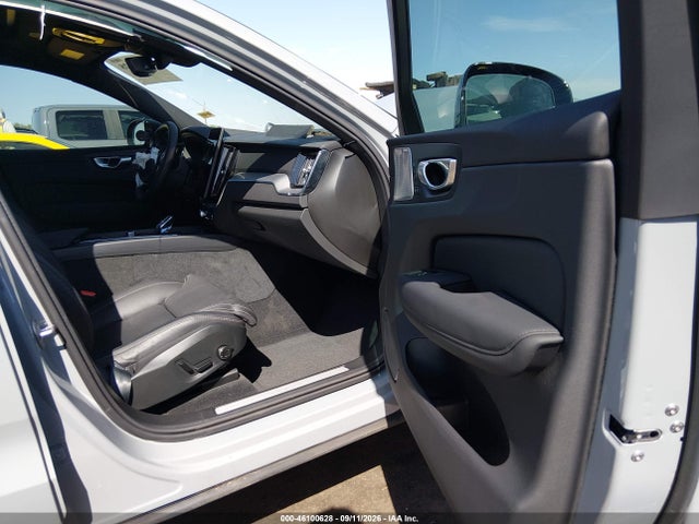 2026 VOLVO XC60 B5 ULTRA BLACK EDITION 5