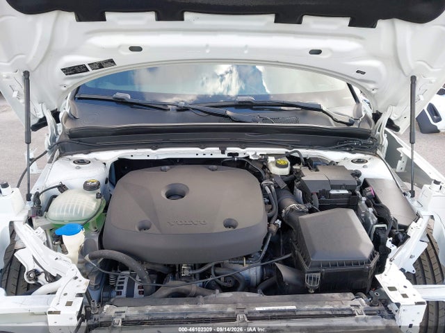 2019 VOLVO XC40 T5 MOMENTUM 10