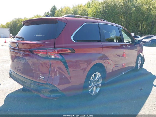 2021 TOYOTA SIENNA XSE 4
