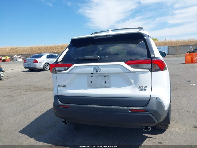 2021 TOYOTA RAV4 XLE 16