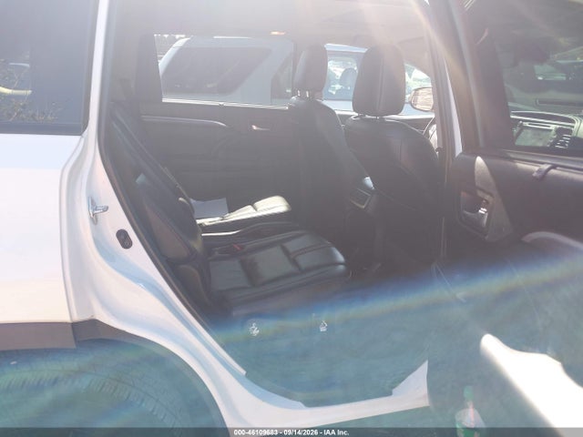 2019 TOYOTA HIGHLANDER SE 8