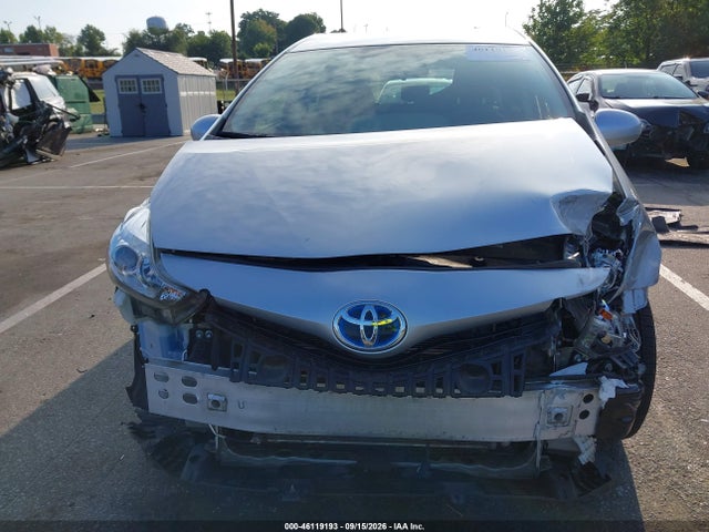 2017 TOYOTA PRIUS V THREE 6