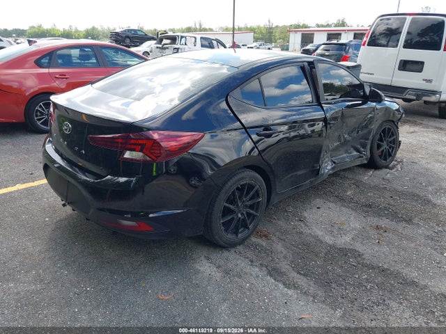2019 HYUNDAI ELANTRA SE 4