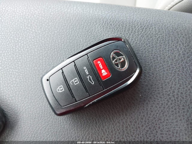 2019 TOYOTA CAMRY XLE 11