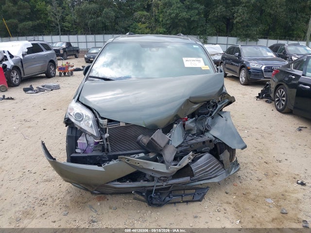 2020 TOYOTA SIENNA XLE 13
