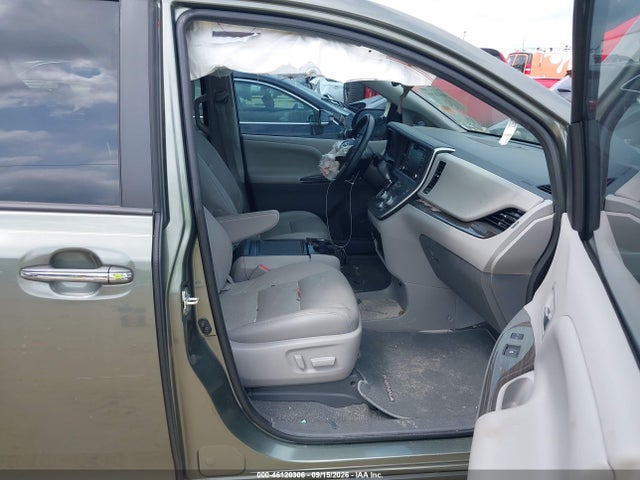 2020 TOYOTA SIENNA XLE 5