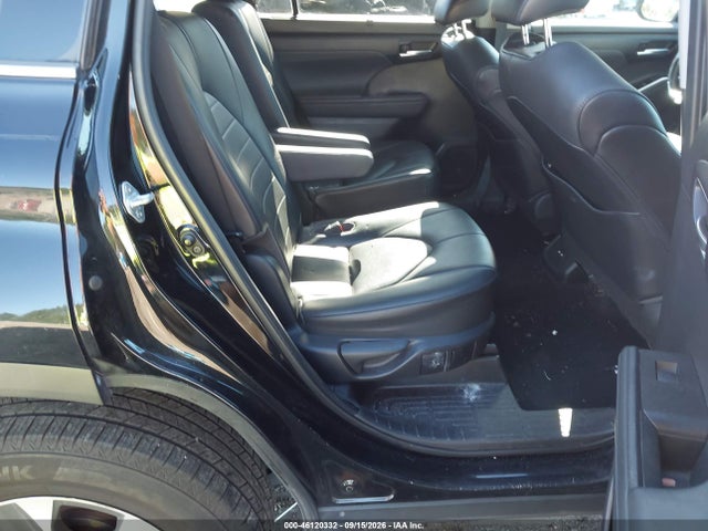2021 TOYOTA HIGHLANDER XLE 8