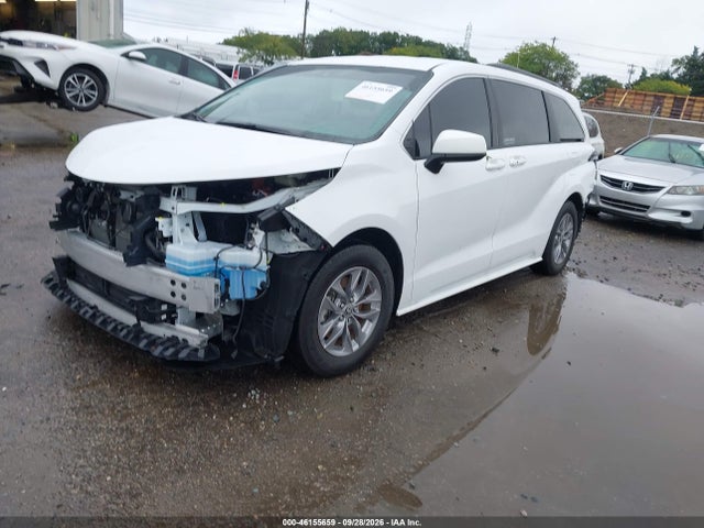 2025 TOYOTA SIENNA LE 2