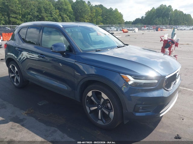 2022 VOLVO XC40 MOMENTUM