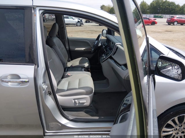 2020 TOYOTA SIENNA XLE 5