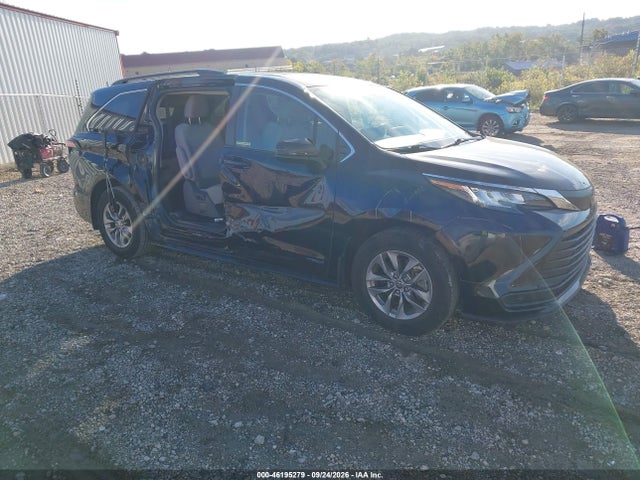 2021 TOYOTA SIENNA LE