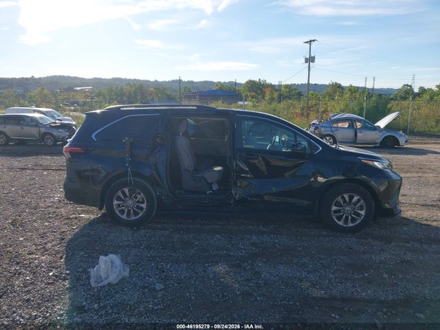 2021 TOYOTA SIENNA LE 14