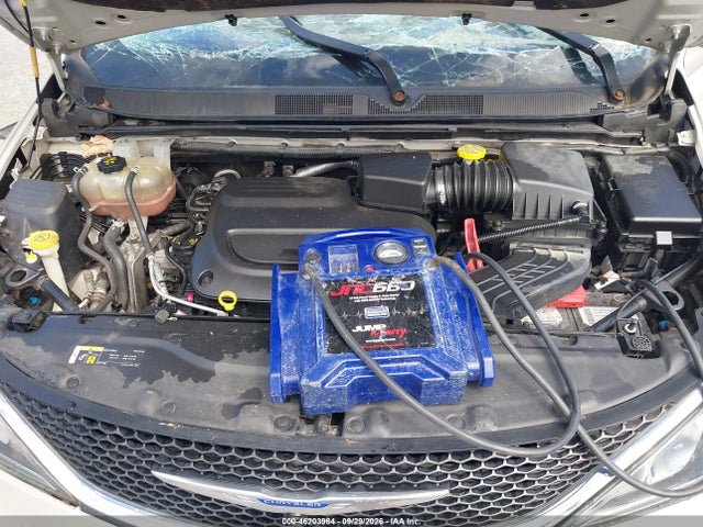 2020 CHRYSLER PACIFICA TOURING 10