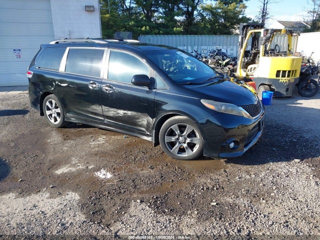 2017 TOYOTA SIENNA SE PREMIUM 8 PASSENGER
