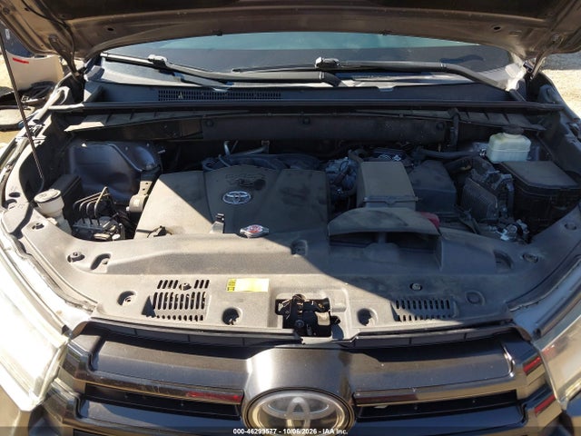 2017 TOYOTA HIGHLANDER SE 10
