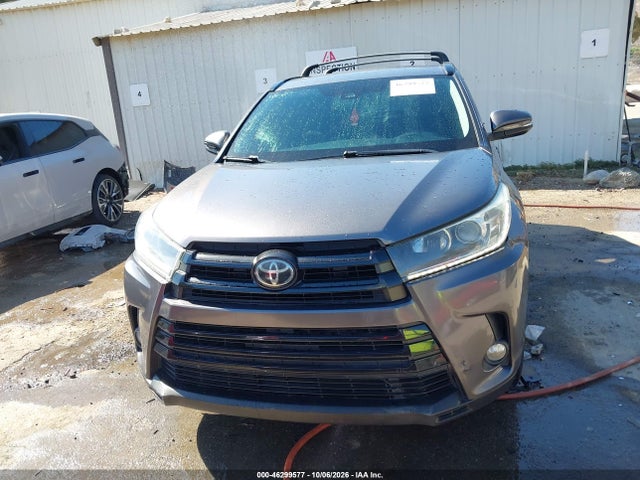 2017 TOYOTA HIGHLANDER SE 12