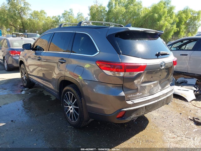 2017 TOYOTA HIGHLANDER SE 3